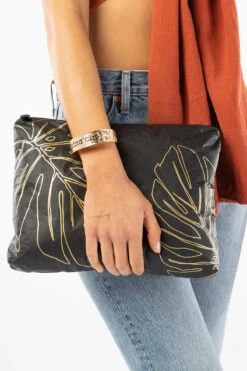 Lanai Medium Pouch -Shoreline Trendy MID26906 0206 Bag Gold Black Lifestyle1